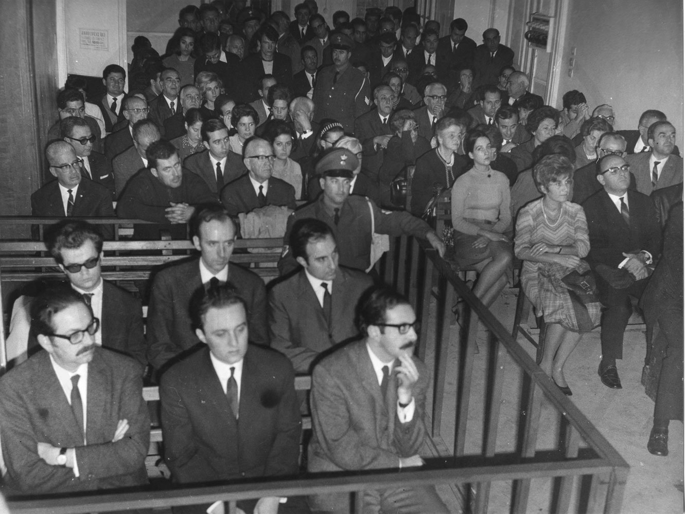 «Στενό παραθυράκι»