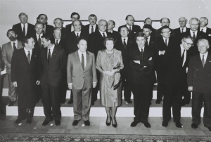 &Sigma;&tau;&iota;&sigmaf; 7 &Phi;&epsilon;&beta;&rho;&omicron;&upsilon;&alpha;&rho;ί&omicron;&upsilon; 1992, &sigma;&tau;&omicron; &Mu;ά&alpha;&sigma;&tau;&rho;&iota;&chi;&tau; &tau;&eta;&sigmaf; &Omicron;&lambda;&lambda;&alpha;&nu;&delta;ί&alpha;&sigmaf;, &omicron;&iota; &eta;&gamma;έ&tau;&epsilon;&sigmaf; 12 &chi;&omega;&rho;ώ&nu; &tau;&eta;&sigmaf; &tau;ό&tau;&epsilon; &Epsilon;&Omicron;&Kappa; (&Beta;έ&lambda;&gamma;&iota;&omicron;, &Delta;&alpha;&nu;ί&alpha;, &Gamma;&alpha;&lambda;&lambda;ί&alpha;, &Gamma;&epsilon;&rho;&mu;&alpha;&nu;ί&alpha;, &Iota;&rho;&lambda;&alpha;&nu;&delta;ί&alpha;, &Iota;&tau;&alpha;&lambda;ί&alpha;, &Lambda;&omicron;&upsilon;&xi;&epsilon;&mu;&beta;&omicron;ύ&rho;&gamma;&omicron;, &Omicron;&lambda;&lambda;&alpha;&nu;&delta;ί&alpha;, &Pi;&omicron;&rho;&tau;&omicron;&gamma;&alpha;&lambda;ί&alpha;, &Iota;&sigma;&pi;&alpha;&nu;ί&alpha;, &Eta;&nu;&omega;&mu;έ&nu;&omicron; &Beta;&alpha;&sigma;ί&lambda;&epsilon;&iota;&omicron; &kappa;&alpha;&iota; &Epsilon;&lambda;&lambda;ά&delta;&alpha;), &upsilon;&pi;έ&gamma;&rho;&alpha;&psi;&alpha;&nu; &tau;&eta; &sigma;&upsilon;&nu;&theta;ή&kappa;&eta; &mu;&epsilon; &tau;&eta;&nu; &omicron;&pi;&omicron;ί&alpha; &iota;&delta;&rho;ύ&theta;&eta;&kappa;&epsilon; &epsilon;&pi;ί&sigma;&eta;&mu;&alpha; &eta; &Epsilon;&upsilon;&rho;&omega;&pi;&alpha;ϊ&kappa;ή Έ&nu;&omega;&sigma;&eta;, &mu;&pi;ή&kappa;&alpha;&nu; &omicron;&iota; &beta;ά&sigma;&epsilon;&iota;&sigmaf; &gamma;&iota;&alpha; &tau;&omicron; &epsilon;&upsilon;&rho;ώ, &theta;&epsilon;&sigma;&mu;&omicron;&theta;&epsilon;&tau;ή&theta;&eta;&kappa;&epsilon; &eta; &Epsilon;&upsilon;&rho;&omega;&pi;&alpha;ϊ&kappa;ή &Kappa;&epsilon;&nu;&tau;&rho;&iota;&kappa;ή &Tau;&rho;ά&pi;&epsilon;&zeta;&alpha;, &kappa;&alpha;&theta;&iota;&epsilon;&rho;ώ&theta;&eta;&kappa;&epsilon; &eta; &epsilon;&upsilon;&rho;&omega;&pi;&alpha;ϊ&kappa;ή &iota;&theta;&alpha;&gamma;έ&nu;&epsilon;&iota;&alpha;, &epsilon;&pi;&epsilon;&kappa;&tau;ά&theta;&eta;&kappa;&epsilon; &eta; &pi;&omicron;&lambda;&iota;&tau;&iota;&kappa;ή &epsilon;&nu;&omicron;&pi;&omicron;ί&eta;&sigma;&eta; (&epsilon;&xi;&omega;&tau;&epsilon;&rho;&iota;&kappa;ή &pi;&omicron;&lambda;&iota;&tau;&iota;&kappa;ή, &delta;&iota;&kappa;&alpha;&iota;&omicron;&sigma;ύ&nu;&eta; &kappa;.&lambda;&pi;.). &Eta; &epsilon;&iota;&sigma;&alpha;&gamma;&omega;&gamma;ή &tau;&eta;&sigmaf; &epsilon;&lambda;&epsilon;ύ&theta;&epsilon;&rho;&eta;&sigmaf; &kappa;&upsilon;&kappa;&lambda;&omicron;&phi;&omicron;&rho;ί&alpha;&sigmaf; &kappa;&epsilon;&phi;&alpha;&lambda;&alpha;ί&omega;&nu; &mu;&epsilon;&tau;&alpha;&xi;ύ &tau;&omega;&nu; &kappa;&rho;&alpha;&tau;ώ&nu; &mu;&epsilon;&lambda;ώ&nu;, &eta; &alpha;&upsilon;&xi;&eta;&mu;έ&nu;&eta; &sigma;&upsilon;&nu;&epsilon;&rho;&gamma;&alpha;&sigma;ί&alpha; &mu;&epsilon;&tau;&alpha;&xi;ύ &tau;&omega;&nu; &epsilon;&theta;&nu;&iota;&kappa;ώ&nu; &kappa;&epsilon;&nu;&tau;&rho;&iota;&kappa;ώ&nu; &tau;&rho;&alpha;&pi;&epsilon;&zeta;ώ&nu; &kappa;&alpha;&iota; &eta; &alpha;&upsilon;&xi;&eta;&mu;έ&nu;&eta; &epsilon;&upsilon;&theta;&upsilon;&gamma;&rho;ά&mu;&mu;&iota;&sigma;&eta; &tau;&omega;&nu; &omicron;&iota;&kappa;&omicron;&nu;&omicron;&mu;&iota;&kappa;ώ&nu; &pi;&omicron;&lambda;&iota;&tau;&iota;&kappa;ώ&nu; &tau;&omega;&nu; &kappa;&rho;&alpha;&tau;ώ&nu; &mu;&epsilon;&lambda;ώ&nu; &kappa;&alpha;&iota; &eta; &sigma;&tau;&alpha;&delta;&iota;&alpha;&kappa;ή &epsilon;&iota;&sigma;&alpha;&gamma;&omega;&gamma;ή &tau;&omicron;&upsilon; &epsilon;&upsilon;&rho;ώ &sigma;&epsilon; &sigma;&upsilon;&nu;&delta;&upsilon;&alpha;&sigma;&mu;ό &mu;&epsilon; &tau;&eta;&nu; &epsilon;&phi;&alpha;&rho;&mu;&omicron;&gamma;ή &epsilon;&nu;&iota;&alpha;ί&alpha;&sigmaf; &nu;&omicron;&mu;&iota;&sigma;&mu;&alpha;&tau;&iota;&kappa;ή&sigmaf; &pi;&omicron;&lambda;&iota;&tau;&iota;&kappa;ή&sigmaf;, &gamma;&iota;&alpha; &tau;&eta;&nu; &omicron;&pi;&omicron;ί&alpha; &epsilon;ί&nu;&alpha;&iota; &upsilon;&pi;&epsilon;ύ&theta;&upsilon;&nu;&eta; &eta; &Epsilon;&Kappa;&Tau; ή&tau;&alpha;&nu; έ&nu;&alpha; &epsilon;&pi;ί&tau;&epsilon;&upsilon;&gamma;&mu;&alpha; &tau;&eta;&sigmaf; &Epsilon;&upsilon;&rho;ώ&pi;&eta;&sigmaf; &ndash; &kappa;&alpha;&iota; &eta; &pi;&rho;ό&kappa;&lambda;&eta;&sigma;&eta; &gamma;&iota;&alpha; &alpha;&kappa;ό&mu;&alpha; &pi;&epsilon;&rho;&iota;&sigma;&sigma;ό&tau;&epsilon;&rho;&eta; &epsilon;&nu;&omicron;&pi;&omicron;ί&eta;&sigma;&eta; &epsilon;ί&nu;&alpha;&iota; &omicron; &mu;&omicron;&nu;ό&delta;&rho;&omicron;&mu;&omicron;&sigmaf; &sigma;&epsilon; &mu;&iota;&alpha; &epsilon;&pi;&omicron;&chi;ή &pi;&omicron;&upsilon; &omicron; &kappa;ό&sigma;&mu;&omicron;&sigmaf; &alpha;&lambda;&lambda;ά&zeta;&epsilon;&iota; &kappa;&alpha;&iota; &pi;&rho;έ&pi;&epsilon;&iota; &omicron;&iota; &alpha;&lambda;&lambda;&alpha;&gamma;έ&sigmaf; &alpha;&upsilon;&tau;έ&sigmaf; &nu;&alpha; &mu;&alpha;&sigmaf; &pi;&epsilon;&rho;&iota;έ&chi;&omicron;&upsilon;&nu;.