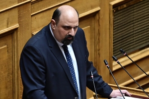 4 Μαρτίου 2025, Αθήνα, Βουλή των Ελλήνων. Ο υφυπουργός Κλιματικής Κρίσης και Πολιτικής Προστασίας, Χρήστος Τριαντόπουλος, ανακοινώνει την παραίτησή του, για να διευκολύνει τη διερεύνηση της τραγωδίας στα Τέμπη. «Έχουν ακουστεί πολλά ψέματα, ότι ήμουν από την πρώτη στιγμή, στην περιοχή, δίνοντας εντολές συγκάλυψης», είπε μεταξύ άλλων ο πρώην υφυπουργός.