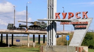 Ρωσικά άρματα μάχης στο Κουρσκ, σε μια προσπάθεια της Ρωσίας να αμυνθεί έναντι των ουκρανικών δυνάμεων. Χιλιάδες Ουκρανοί πολεμούν στο ρωσικό έδαφος μετά την αιφνιδιαστική διασυνοριακή επίθεση που εξαπέλυσε στις 6 Αυγούστου το Κίεβο.