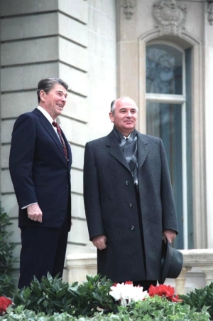 1985, &Gamma;&epsilon;&nu;&epsilon;ύ&eta;, &Epsilon;&lambda;&beta;&epsilon;&tau;ί&alpha;. &Omicron; &Mu;&iota;&chi;&alpha;ή&lambda; &Gamma;&kappa;&omicron;&rho;&mu;&pi;&alpha;&tau;&sigma;ό&phi; &sigma;&upsilon;&nu;&alpha;&nu;&tau;&iota;έ&tau;&alpha;&iota; &mu;&epsilon; &tau;&omicron;&nu; &alpha;&mu;&epsilon;&rho;&iota;&kappa;&alpha;&nu;ό &pi;&rho;ό&epsilon;&delta;&rho;&omicron; &Rho;ό&nu;&alpha;&lambda;&nu;&tau; &Rho;έ&iota;&gamma;&kappa;&alpha;&nu;. &Omicron; &Gamma;&kappa;&omicron;&rho;&mu;&pi;&alpha;&tau;&sigma;ό&phi; &epsilon;ί&chi;&epsilon; &mu;ό&lambda;&iota;&sigmaf; &delta;&iota;&alpha;&delta;&epsilon;&chi;&epsilon;ί &tau;&omicron;&nu; &epsilon;&kappa;&lambda;&iota;&pi;ό&nu;&tau;&alpha; &Kappa;&omicron;&nu;&sigma;&tau;&alpha;&nu;&tau;ί&nu; &Tau;&sigma;&epsilon;&rho;&nu;&iota;έ&nu;&kappa;&omicron; &sigma;&tau;&eta; &theta;έ&sigma;&eta; &tau;&omicron;&upsilon; &gamma;&epsilon;&nu;&iota;&kappa;&omicron;ύ΄&gamma;&rho;&alpha;&mu;&mu;&alpha;&tau;έ&alpha; &tau;&eta;&sigmaf; &Epsilon;&Sigma;&Sigma;&Delta;.