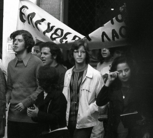 Νοέμβριος 1973, από διαδήλωση στην οδό Πατησίων, μπροστά από το Πολυτεχνείο.