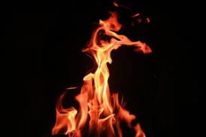Μη δοκιμάσετε να σβήσετε τη φλόγα με νερό. ΠΟΤΕ! Να έχετε σε τέτοιες περιπτώσεις –αλλά και ως μέτρο προληπτικής πυρόσβεσης– έτοιμο έναν ή περισσότερους κουβάδες με αδρανές υλικό – χώμα, άμμο, τσιμέντο. Καλύτερα να έχετε πρόχειρο έναν πυροσβεστήρα ξηράς κόνεως, κάτι που γενικά δεν πρέπει να λείπει από ένα νοικοκυριό.