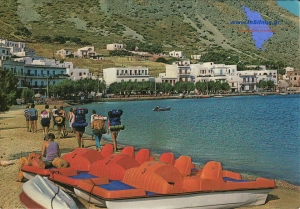 Aπόβαση τουριστών στις Καμάρες της Σίφνου τη δεκαετία του 1980. Το αιγαιοπελαγίτικο νησί, εποχή που προηγήθηκε του μαζικού τουρισμού, είναι ένας από τους τόπους όπου ξετυλίγεται το μυθιστόρημα του Γιώργου Κυριακόπουλου, ο οποίος περιγράφει ως εξής την εμπειρία μιας εκδρομής ένα από τα πρώτα καλοκαίρια της μεταπολίτευσης: «Χαϊδεύοντας το χαρτί πέρασε σαν μακρόσυρτη περίληψη μπροστά μου ολόκληρη εκείνη η εκδρομή στη Σίφνο. Όχι ως ενοχή ή ως τιμωρία αλλά ως καημός».