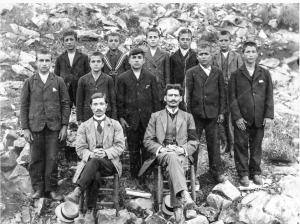 1911, &pi;&iota;&theta;&alpha;&nu;ό&tau;&alpha;&tau;&alpha; &Kappa;&omicron;&upsilon;&nu;&tau;&omicron;&upsilon;&mu;ά&sigmaf; &Iota;&kappa;&alpha;&rho;ί&alpha;&sigmaf;. &Phi;&omega;&tau;&omicron;&gamma;&rho;&alpha;&phi;ί&alpha; &tau;ά&xi;&eta;&sigmaf; &sigma;&tau;&omicron; &delta;&eta;&mu;&omicron;&tau;&iota;&kappa;ό &sigma;&chi;&omicron;&lambda;&epsilon;ί&omicron; &pi;&iota;&theta;&alpha;&nu;ό&tau;&alpha;&tau;&alpha; &tau;&omicron;&upsilon; &sigma;&upsilon;&gamma;&kappa;&epsilon;&kappa;&rho;&iota;&mu;έ&nu;&omicron;&upsilon; &omicron;&iota;&kappa;&iota;&sigma;&mu;&omicron;ύ. &Mu;&pi;&rho;&omicron;&sigma;&tau;ά, &kappa;&alpha;&theta;&iota;&sigma;&tau;&omicron;ί, &alpha;&rho;&iota;&sigma;&tau;&epsilon;&rho;ά &omicron; &delta;ά&sigma;&kappa;&alpha;&lambda;&omicron;&sigmaf; &Nu;&iota;&kappa;ό&lambda;&alpha;&omicron;&sigmaf; &Mu;&omega;&rho;&alpha;ΐ&tau;&eta;&sigmaf; &kappa;&alpha;&iota; &delta;&epsilon;&xi;&iota;ά &omicron; &sigma;&chi;&omicron;&lambda;ά&rho;&chi;&eta;&sigmaf; &Kappa;&omega;&nu;&sigma;&tau;&alpha;&nu;&tau;ί&nu;&omicron;&sigmaf; &Iota;. &Mu;&upsilon;&rho;&iota;&alpha;&nu;&theta;ό&pi;&omicron;&upsilon;&lambda;&omicron;&sigmaf; (1874-1962). &Tau;&eta; &phi;&omega;&tau;&omicron;&gamma;&rho;&alpha;&phi;ί&alpha; &epsilon;&nu;&tau;ό&pi;&iota;&sigma;&epsilon; &omicron; &Sigma;&tau;&rho;ά&tau;&omicron;&sigmaf; &Lambda;&alpha;&kappa;&iota;ό&sigmaf;, &omicron; &phi;&omega;&tau;&omicron;&gamma;&rho;ά&phi;&omicron;&sigmaf; &omicron;&nu;&omicron;&mu;&alpha;&zeta;ό&tau;&alpha;&nu; &Kappa;&alpha;&pi;&nu;&iota;&sigma;&tau;ό&sigmaf;.  