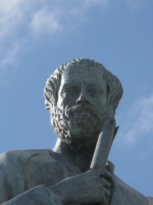 &Tau;&omicron; ά&gamma;&alpha;&lambda;&mu;&alpha; &tau;&omicron;&upsilon; &Alpha;&rho;&iota;&sigma;&tau;&omicron;&tau;έ&lambda;&eta;, &mu;&pi;&rho;&omicron;&sigma;&tau;ά &alpha;&pi;ό &tau;&omicron; &kappa;&tau;ί&rho;&iota;&omicron; &tau;&omicron;&upsilon; &Alpha;&rho;&iota;&sigma;&tau;&omicron;&tau;&epsilon;&lambda;&epsilon;ί&omicron;&upsilon; &Pi;&alpha;&nu;&epsilon;&pi;&iota;&sigma;&tau;&eta;&mu;ί&omicron;&upsilon; &Theta;&epsilon;&sigma;&sigma;&alpha;&lambda;&omicron;&nu;ί&kappa;&eta;&sigmaf;. &Alpha;&psi;&epsilon;&upsilon;&delta;ή&sigmaf; &mu;ά&rho;&tau;&upsilon;&sigmaf; &tau;&eta;&sigmaf; &sigma;&upsilon;&sigma;&tau;&eta;&mu;&alpha;&tau;&iota;&kappa;ή&sigmaf; &pi;&rho;&omicron;&sigma;&pi;ά&theta;&epsilon;&iota;&alpha;&sigmaf; &nu;&alpha; &kappa;&alpha;&tau;&alpha;&lambda;&upsilon;&theta;&epsilon;ί &kappa;ά&theta;&epsilon; έ&nu;&nu;&omicron;&iota;&alpha; &alpha;&kappa;&alpha;&delta;&eta;&mu;&alpha;ϊ&kappa;ή&sigmaf; &tau;ά&xi;&eta;&sigmaf;.