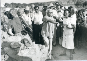 2 &Sigma;&epsilon;&pi;&tau;&epsilon;&mu;&beta;&rho;ί&omicron;&upsilon; 1976. &Omicron; &kappa;&alpha;&theta;&eta;&gamma;&eta;&tau;ή&sigmaf; &Nu;&iota;&kappa;ό&lambda;&alpha;&omicron;&sigmaf;&nbsp;&nbsp;&Pi;&lambda;ά&tau;&omega;&nu; &xi;&epsilon;&nu;&alpha;&gamma;&epsilon;ί &tau;&omicron;&upsilon;&sigmaf; &sigma;&upsilon;&nu;έ&delta;&rho;&omicron;&upsilon;&sigmaf; &tau;&omicron;&upsilon; &Delta;&rsquo; &Kappa;&rho;&eta;&tau;&omicron;&lambda;&omicron;&gamma;&iota;&kappa;&omicron;ύ &Sigma;&upsilon;&nu;&epsilon;&delta;&rho;ί&omicron;&upsilon; &sigma;&tau;&omicron; &chi;ώ&rho;&omicron; &tau;&omega;&nu; &alpha;&nu;&alpha;&sigma;&kappa;&alpha;&phi;ώ&nu; &tau;&eta;&sigmaf; &Zeta;ά&kappa;&rho;&omicron;&upsilon;. &Alpha;&nu;ά&mu;&epsilon;&sigma;&alpha; &sigma;&tau;&omicron;&upsilon;&sigmaf; &sigma;&upsilon;&nu;έ&delta;&rho;&omicron;&upsilon;&sigmaf; &beta;&rho;ί&sigma;&kappa;&omicron;&nu;&tau;&alpha;&iota; &omicron; &Sigma;&omega;&tau;ή&rho;&eta;&sigmaf; &Delta;ά&kappa;&alpha;&rho;&eta;&sigmaf; &kappa;&alpha;&iota; &omicron; &Lambda;ί&nu;&omicron;&sigmaf; &Pi;&omicron;&lambda;ί&tau;&eta;&sigmaf;. &Alpha;&rho;&iota;&sigma;&tau;&epsilon;&rho;ά, &pi;&iota;&omicron; &pi;ί&sigma;&omega;,&nbsp;&nbsp;&mu;&epsilon; &chi;&alpha;&mu;&eta;&lambda;&omega;&mu;έ&nu;&omicron; &tau;&omicron; &pi;ά&nu;&iota;&nu;&omicron; &kappa;&alpha;&lambda;&omicron;&kappa;&alpha;&iota;&rho;&iota;&nu;ό &tau;&omicron;&upsilon; &kappa;&alpha;&pi;έ&lambda;&omicron;, &omicron; &Kappa;ώ&sigma;&tau;&alpha;&sigmaf; &Kappa;&rho;&iota;&mu;&pi;ά&sigmaf;.  