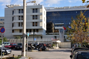 &Eta; έ&delta;&rho;&alpha; &tau;&omicron;&upsilon; &Kappa;&Kappa;&Epsilon; &sigma;&tau;&omicron;&nu; &Pi;&epsilon;&rho;&iota;&sigma;&sigma;ό. &Epsilon;&delta;ώ &sigma;&upsilon;&nu;&tau;&omicron;&nu;ί&zeta;&epsilon;&tau;&alpha;&iota; &kappa;&alpha;&iota; &eta; &omicron;&iota;&kappa;&omicron;&nu;&omicron;&mu;&iota;&kappa;ή &tau;&omicron;&upsilon; &delta;&rho;&alpha;&sigma;&tau;&eta;&rho;&iota;ό&tau;&eta;&tau;&alpha;, &eta; &omicron;&pi;&omicron;ί&alpha;, &alpha;&nu; &kappa;&alpha;&iota; &pi;&rho;&omicron;&beta;ά&lambda;&lambda;&epsilon;&tau;&alpha;&iota; &omega;&sigmaf; &laquo;&kappa;&alpha;&theta;&alpha;&rho;ή &kappa;&alpha;&iota; &epsilon;&lambda;&epsilon;&gamma;&chi;ό&mu;&epsilon;&nu;&eta; &alpha;&pi;ό &tau;&omicron; &lambda;&alpha;ό&raquo;, &pi;&alpha;&rho;&alpha;&mu;έ&nu;&epsilon;&iota; &alpha;&pi;&rho;ό&sigma;&iota;&tau;&eta; &sigma;&epsilon; &alpha;&nu;&epsilon;&xi;ά&rho;&tau;&eta;&tau;&omicron; έ&lambda;&epsilon;&gamma;&chi;&omicron;. &Tau;&omicron; &Kappa;&Kappa;&Epsilon; &delta;&iota;&alpha;&tau;&eta;&rho;&epsilon;ί &epsilon;&kappa;&delta;&omicron;&tau;&iota;&kappa;έ&sigmaf; &epsilon;&pi;&iota;&chi;&epsilon;&iota;&rho;ή&sigma;&epsilon;&iota;&sigmaf;, &alpha;&kappa;ί&nu;&eta;&tau;&alpha;, &alpha;&kappa;ό&mu;&eta; &kappa;&alpha;&iota; &tau;&omicron;&upsilon;&rho;&iota;&sigma;&tau;&iota;&kappa;ά &sigma;&upsilon;&gamma;&kappa;&rho;&omicron;&tau;ή&mu;&alpha;&tau;&alpha;, ό&lambda;&alpha; &upsilon;&pi;ό &kappa;&omicron;&mu;&mu;&alpha;&tau;&iota;&kappa;ό έ&lambda;&epsilon;&gamma;&chi;&omicron;, &epsilon;&nu;ώ &tau;&eta;&nu; ί&delta;&iota;&alpha; &sigma;&tau;&iota;&gamma;&mu;ή &kappa;&alpha;&tau;&alpha;&gamma;&gamma;έ&lambda;&lambda;&epsilon;&iota; &tau;&eta;&nu; &laquo;&kappa;&alpha;&pi;&iota;&tau;&alpha;&lambda;&iota;&sigma;&tau;&iota;&kappa;ή &epsilon;&pi;&iota;&chi;&epsilon;&iota;&rho;&eta;&mu;&alpha;&tau;&iota;&kappa;ό&tau;&eta;&tau;&alpha;&raquo;.