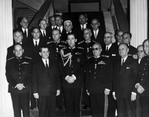 21 &Alpha;&pi;&rho;&iota;&lambda;ί&omicron;&upsilon; 1967. &Eta; &gamma;&nu;&omega;&sigma;&tau;ή &phi;&omega;&tau;&omicron;&gamma;&rho;&alpha;&phi;ί&alpha; &tau;&omicron;&upsilon; &tau;ό&tau;&epsilon; &alpha;&kappa;ό&mu;&alpha; &beta;&alpha;&sigma;&iota;&lambda;&iota;ά &Kappa;&omega;&nu;&sigma;&tau;&alpha;&nu;&tau;ί&nu;&omicron;&upsilon; &mu;&epsilon; &tau;&omicron;&upsilon;&sigmaf; &pi;&rho;&alpha;&xi;&iota;&kappa;&omicron;&pi;&eta;&mu;&alpha;&tau;ί&epsilon;&sigmaf;, &mu;&epsilon; &tau;&eta;&nu; &omicron;&pi;&omicron;ί&alpha; &upsilon;&pi;&omicron;&tau;ί&theta;&epsilon;&tau;&alpha;&iota; ό&tau;&iota; &omicron; ά&nu;&alpha;&xi; έ&sigma;&tau;&epsilon;&iota;&lambda;&epsilon; &mu;ή&nu;&upsilon;&mu;&alpha; &delta;&upsilon;&sigma;&alpha;&rho;έ&sigma;&kappa;&epsilon;&iota;&alpha;&sigmaf; &pi;&rho;&omicron;&sigmaf; &tau;&omicron;&nu; &epsilon;&lambda;&lambda;&eta;&nu;&iota;&kappa;ό &lambda;&alpha;ό, &epsilon;&pi;&epsilon;&iota;&delta;ή ή&tau;&alpha;&nu; &mu;&omicron;&upsilon;&tau;&rho;&omega;&mu;έ&nu;&omicron;&sigmaf;! &Phi;&omicron;&rho;ά&epsilon;&iota;  &beta;έ&beta;&alpha;&iota;&alpha;  &tau;&eta; &mu;&epsilon;&gamma;ά&lambda;&eta;, &tau;&eta;&nu; &epsilon;&pi;ί&sigma;&eta;&mu;&eta; &sigma;&kappa;&omicron;ύ&rho;&alpha; &mu;&pi;&lambda;&epsilon; &sigma;&tau;&omicron;&lambda;ή &mu;&epsilon; &tau;&alpha; &sigma;&iota;&rho;ί&tau;&iota;&alpha; &kappa;&alpha;&iota; &tau;&alpha; &kappa;&omicron;&rho;&delta;ό&nu;&iota;&alpha;, &tau;&eta; &laquo;&delta;&upsilon;ά&rho;&alpha;&raquo;. &Pi;&rho;&omicron;&phi;&alpha;&nu;ώ&sigmaf;, &delta;&epsilon;&nu; &tau;&omicron;&upsilon; &tau;&eta; &phi;ό&rho;&epsilon;&sigma;&alpha;&nu; &delta;&iota;ά &tau;&eta;&sigmaf; &beta;ί&alpha;&sigmaf;. &Kappa;&alpha;&theta;ώ&sigmaf; &omicron; &beta;&alpha;&sigma;&iota;&lambda;&iota;ά&sigmaf; ή&tau;&alpha;&nu; &tau;ύ&pi;&omicron;&iota;&sigmaf; &kappa;&alpha;&iota; &omicron;&upsilon;&sigma;ί&alpha; &omicron; &alpha;&rho;&chi;&eta;&gamma;ό&sigmaf; &tau;&omega;&nu; &epsilon;&nu;ό&pi;&lambda;&omega;&nu; &delta;&upsilon;&nu;ά&mu;&epsilon;&omega;&nu;, &eta; &epsilon;&pi;ί&sigma;&eta;&mu;&eta; &epsilon;&kappa;&epsilon;ί&nu;&eta; &phi;&omega;&tau;&omicron;&gamma;&rho;ά&phi;&eta;&sigma;&eta; έ&sigma;&tau;&epsilon;&lambda;&nu;&epsilon; &tau;&omicron; &mu;ή&nu;&upsilon;&mu;&alpha; &pi;&omicron;&upsilon; ή&theta;&epsilon;&lambda;&alpha;&nu; &omicron;&iota; &pi;&rho;&alpha;&xi;&iota;&kappa;&omicron;&pi;&eta;&mu;&alpha;&tau;ί&epsilon;&sigmaf; &nu;&alpha; &sigma;&tau;&epsilon;ί&lambda;&omicron;&upsilon;&nu; &tau;&eta;&nu; &eta;&mu;έ&rho;&alpha; &epsilon;&kappa;&epsilon;ί&nu;&eta; &kappa;&upsilon;&rho;ί&omega;&sigmaf; &pi;&rho;&omicron;&sigmaf; &tau;&omicron; &epsilon;&sigma;&omega;&tau;&epsilon;&rho;&iota;&kappa;ό &tau;&omicron;&upsilon; &sigma;&tau;&rho;&alpha;&tau;&omicron;ύ: ό&tau;&iota; &delta;&eta;&lambda;&alpha;&delta;ή &kappa;ά&pi;&omicron;&iota;&omicron;&iota; ή&rho;&omega;&epsilon;&sigmaf; &sigma;&tau;&rho;&alpha;&tau;&iota;&omega;&tau;&iota;&kappa;&omicron;ί,  &mu;&epsilon; &epsilon;&pi;&iota;&kappa;&epsilon;&phi;&alpha;&lambda;ή&sigmaf; &tau;&omicron;&nu; &alpha;&rho;&chi;&eta;&gamma;ό &tau;&omicron;&upsilon; &Sigma;&tau;&rho;&alpha;&tau;&omicron;ύ, &tau;&omicron;&nu; &beta;&alpha;&sigma;&iota;&lambda;έ&alpha;, &alpha;&nu;έ&lambda;&alpha;&beta;&alpha;&nu; &tau;&iota;&sigmaf; &tau;ύ&chi;&epsilon;&sigmaf; &tau;&eta;&sigmaf; &chi;ώ&rho;&alpha;&sigmaf; &pi;&omicron;&upsilon; &kappa;&iota;&nu;&delta;ύ&nu;&epsilon;&upsilon;&epsilon; &kappa;&alpha;&iota; &laquo;&omicron;&phi;&epsilon;ί&lambda;&epsilon;&tau;&epsilon; &nu;&alpha; &sigma;&upsilon;&mu;&pi;&alpha;&rho;&alpha;&sigma;&tau;&alpha;&theta;&epsilon;ί&tau;&epsilon;&raquo;. &Sigma;&eta;&mu;&alpha;&nu;&tau;&iota;&kappa;ό &mu;ή&nu;&upsilon;&mu;&alpha; &gamma;&iota;&alpha; &tau;&iota;&sigmaf;  &pi;&rho;ώ&tau;&epsilon;&sigmaf; &epsilon;&kappa;&epsilon;ί&nu;&epsilon;&sigmaf; &kappa;&rho;ί&sigma;&iota;&mu;&epsilon;&sigmaf; &sigma;&tau;&iota;&gamma;&mu;έ&sigmaf;. 