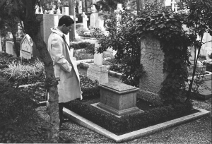 &Omicron; &Pi;&iota;&epsilon;&rho; &Pi;ά&omicron;&lambda;&omicron; &Pi;&alpha;&zeta;&omicron;&lambda;ί&nu;&iota; &sigma;&tau;&omicron;&nu; &tau;ά&phi;&omicron; &tau;&omicron;&upsilon; &Alpha;&nu;&tau;ό&nu;&iota;&omicron; &Gamma;&kappa;&rho;ά&mu;&sigma;&iota;, &pi;&omicron;&upsilon; &theta;&epsilon;&omega;&rho;&epsilon;ί&tau;&alpha;&iota; ό&tau;&iota; ή&tau;&alpha;&nu; &eta; &beta;&alpha;&sigma;&iota;&kappa;ή &iota;&delta;&epsilon;&omicron;&lambda;&omicron;&gamma;&iota;&kappa;ή &epsilon;&pi;&iota;&rho;&rho;&omicron;ή &tau;&omicron;&upsilon;. &Phi;&omega;&tau;&omicron;&gamma;&rho;&alpha;&phi;ί&alpha; &alpha;&pi;ό &tau;&eta; &delta;&epsilon;&kappa;&alpha;&epsilon;&tau;ί&alpha; &tau;&omicron;&upsilon; 1970.  