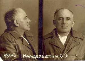 1938. Ο Όσιπ Μαντελστάμ φωτογραφίζεται ανφάς και προφίλ από την NKVD, την αστυνομία του σταλινικού καθεστώτος, αμέσως μετά τη δεύτερη σύλληψή του, που τον οδήγησε σε καταδίκη πέντε χρόνων σε «επανορθωτικά στρατόπεδα», όπου πέθανε λίγο μετά από την πείνα και το κρύο. Η παρακάτω φράση του ανήκει: «Μόνο στη Ρωσία δίνουν μεγάλη σημασία στην ποίηση: σκοτώνουν ανθρώπους γι’ αυτή. Υπάρχει άλλο μέρος όπου η ποίηση να είναι τόσο συνηθισμένο κίνητρο για φόνο;»