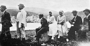 &Sigma;&kappa;ό&pi;&epsilon;&lambda;&omicron;&sigmaf;, &kappa;&alpha;&lambda;&omicron;&kappa;&alpha;ί&rho;&iota; &tau;&omicron;&upsilon; 1919. &Omicron;&rho;&iota;&sigma;&mu;έ&nu;&omicron;&iota; &alpha;&pi;ό &tau;&omicron;&upsilon;&sigmaf; &sigma;&eta;&mu;&alpha;&nu;&tau;&iota;&kappa;&omicron;ύ&sigmaf; &alpha;&nu;&tau;&iota;&beta;&epsilon;&nu;&iota;&zeta;&epsilon;&lambda;&iota;&kappa;&omicron;ύ&sigmaf; &epsilon;&xi;&omicron;&rho;ί&sigma;&tau;&omicron;&upsilon;&sigmaf; &sigma;&tau;&eta;&nu; &epsilon;&xi;&omicron;&chi;ή &mu;&epsilon; &phi;ό&nu;&tau;&omicron; &tau;&eta; &chi;ώ&rho;&alpha;. &Eta; &phi;&omega;&tau;&omicron;&gamma;&rho;&alpha;&phi;ί&alpha; &pi;&rho;&omicron;έ&rho;&chi;&epsilon;&tau;&alpha;&iota; &alpha;&pi;ό &tau;&omicron; &epsilon;&xi;ώ&phi;&upsilon;&lambda;&lambda;&omicron; &tau;&omicron;&upsilon; &beta;&iota;&beta;&lambda;ί&omicron;&upsilon; &tau;&eta;&sigmaf; &Epsilon;&lambda;έ&nu;&eta;&sigmaf; &Kappa;. &Sigma;&pi;&eta;&lambda;&iota;ώ&tau;&eta;, &Epsilon;&theta;&nu;&iota;&kappa;ό&sigmaf; &Delta;&iota;&chi;&alpha;&sigma;&mu;ό&sigmaf;: &Phi;&iota;&lambda;&omicron;&beta;&alpha;&sigma;&iota;&lambda;&iota;&kappa;&omicron;ί &epsilon;&xi;ό&rho;&iota;&sigma;&tau;&omicron;&iota; &sigma;&tau;&eta; &Sigma;&kappa;ό&pi;&epsilon;&lambda;&omicron;.