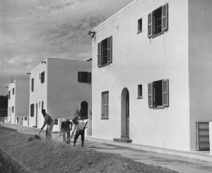 1950. &Epsilon;&rho;&gamma;ά&tau;&epsilon;&sigmaf; &kappa;&alpha;&tau;&alpha;&sigma;&kappa;&epsilon;&upsilon;ά&zeta;&omicron;&upsilon;&nu; &delta;&rho;ό&mu;&omicron; &mu;&pi;&rho;&omicron;&sigma;&tau;ά &alpha;&pi;ό &nu;έ&epsilon;&sigmaf; &kappa;&alpha;&tau;&omicron;&iota;&kappa;ί&epsilon;&sigmaf;, &pi;&omicron;&upsilon; &delta;&eta;&mu;&iota;&omicron;&upsilon;&rho;&gamma;ή&theta;&eta;&kappa;&alpha;&nu; &mu;&epsilon; &tau;&eta; &beta;&omicron;ή&theta;&epsilon;&iota;&alpha; &tau;&omega;&nu; &kappa;&omicron;&nu;&delta;&upsilon;&lambda;ί&omega;&nu; &tau;&omicron;&upsilon; &Sigma;&chi;&epsilon;&delta;ί&omicron;&upsilon; &Mu;ά&rho;&sigma;&alpha;&lambda; &sigma;&tau;&eta;&nu; &Epsilon;&lambda;&lambda;ά&delta;&alpha;, &mu;&epsilon;&tau;ά &tau;&omicron;&nu; &pi;ό&lambda;&epsilon;&mu;&omicron;.  &nbsp;