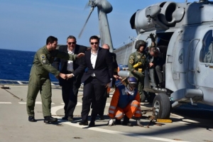 Πάσχα στη φρεγάτα Αδρίας για Αλέξη Τσίπρα και Πάνο Καμμένο. Εκτός από τη διατήρηση στα ύψη των αμυντικών δαπανών, η ελληνική κυβέρνηση μοιάζει να προσχωρεί στη μιλιταριστική ιδεολογία.