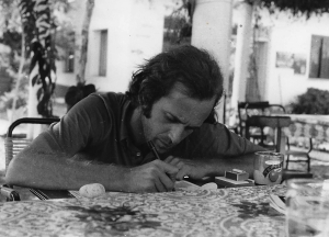 O &Alpha;&lambda;έ&xi;&eta;&sigmaf; &Alpha;&kappa;&rho;&iota;&theta;ά&kappa;&eta;&sigmaf;. &laquo;&Sigma;&chi;&epsilon;&delta;&iota;ά&zeta;&omicron;&nu;&tau;&alpha;&sigmaf; &zeta;&epsilon;&iota;&sigmaf; &tau;&omicron; &sigma;&chi;έ&delta;&iota;&omicron;. &Kappa;&lambda;&alpha;&iota;&sigmaf; &mu;&alpha;&zeta;ί &tau;&omicron;&upsilon;, &pi;&epsilon;&theta;&alpha;ί&nu;&epsilon;&iota;&sigmaf; &mu;&alpha;&zeta;ί &tau;&omicron;&upsilon;. &Epsilon;&rho;&omega;&tau;&epsilon;ύ&epsilon;&sigma;&alpha;&iota;. &Kappa;&alpha;&iota; &pi;&epsilon;&rho;&iota;&mu;έ&nu;&epsilon;&iota;&sigmaf; &tau;&omicron; &sigma;&chi;έ&delta;&iota;&omicron; &pi;&omicron;&upsilon; &theta;&alpha; &sigma;&epsilon; &sigma;&kappa;&omicron;&tau;ώ&sigma;&epsilon;&iota;&raquo;.  