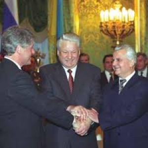 &Delta;&epsilon;&kappa;έ&mu;&beta;&rho;&iota;&omicron;&sigmaf; 1994, &Mu;ό&sigma;&chi;&alpha;. &Omicron; &alpha;&mu;&epsilon;&rho;&iota;&kappa;&alpha;&nu;ό&sigmaf; &pi;&rho;ό&epsilon;&delta;&rho;&omicron;&sigmaf; &Mu;&pi;&iota;&lambda; &Kappa;&lambda;ί&nu;&tau;&omicron;&nu; &mu;&epsilon; &tau;&omicron;&nu; &rho;ώ&sigma;&omicron; &pi;&rho;ό&epsilon;&delta;&rho;&omicron; &Mu;&pi;ό&rho;&iota;&sigmaf; &Gamma;έ&lambda;&tau;&sigma;&iota;&nu; &kappa;&alpha;&iota; &tau;&omicron;&nu; &omicron;&upsilon;&kappa;&rho;&alpha;&nu;ό &omicron;&mu;ό&lambda;&omicron;&gamma;ό &tau;&omicron;&upsilon;&sigmaf; &Lambda;&epsilon;&omicron;&nu;ί&nu;&tau; &Kappa;&rho;&alpha;&beta;&tau;&sigma;&omicron;ύ&kappa;, &delta;ί&nu;&omicron;&upsilon;&nu; &tau;&alpha; &chi;έ&rho;&iota;&alpha; &epsilon;&pi;&iota;&kappa;&upsilon;&rho;ώ&nu;&omicron;&nu;&tau;&alpha;&sigmaf; &tau;&eta;&nu; &upsilon;&pi;&omicron;&gamma;&rho;&alpha;&phi;ή &tau;&omicron;&upsilon;&sigmaf; &sigma;&tau;&omicron; &laquo;&Mu;&nu;&eta;&mu;ό&nu;&iota;&omicron; &gamma;&iota;&alpha; &tau;&iota;&sigmaf; &epsilon;&gamma;&gamma;&upsilon;ή&sigma;&epsilon;&iota;&sigmaf; &alpha;&sigma;&phi;&alpha;&lambda;&epsilon;ί&alpha;&sigmaf; &sigma;&epsilon; &sigma;&chi;έ&sigma;&eta; &mu;&epsilon; &tau;&eta;&nu; &pi;&rho;&omicron;&sigma;&chi;ώ&rho;&eta;&sigma;&eta; &tau;&eta;&sigmaf; &Omicron;&upsilon;&kappa;&rho;&alpha;&nu;ί&alpha;&sigmaf; &sigma;&tau;&eta; &Sigma;&upsilon;&nu;&theta;ή&kappa;&eta; &gamma;&iota;&alpha; &tau;&eta; &Mu;&eta; &Delta;&iota;ά&delta;&omicron;&sigma;&eta; &tau;&omega;&nu; &Pi;&upsilon;&rho;&eta;&nu;&iota;&kappa;ώ&nu; Ό&pi;&lambda;&omega;&nu;&raquo;. &Tau;&omicron; &Mu;&nu;&eta;&mu;ό&nu;&iota;&omicron; &alpha;&pi;&alpha;&gamma;ό&rho;&epsilon;&upsilon;&epsilon; &sigma;&tau;&eta; &Rho;&omega;&sigma;&iota;&kappa;ή &Omicron;&mu;&omicron;&sigma;&pi;&omicron;&nu;&delta;ί&alpha;, &sigma;&tau;&omicron; &Eta;&nu;&omega;&mu;έ&nu;&omicron; &Beta;&alpha;&sigma;ί&lambda;&epsilon;&iota;&omicron; &kappa;&alpha;&iota; &sigma;&tau;&iota;&sigmaf; &Eta;&nu;&omega;&mu;έ&nu;&epsilon;&sigmaf; &Pi;&omicron;&lambda;&iota;&tau;&epsilon;ί&epsilon;&sigmaf; &nu;&alpha; &chi;&rho;&eta;&sigma;&iota;&mu;&omicron;&pi;&omicron;&iota;&omicron;ύ&nu; &sigma;&tau;&rho;&alpha;&tau;&iota;&omega;&tau;&iota;&kappa;ή &beta;ί&alpha; ή &tau;&eta;&nu; &alpha;&pi;&epsilon;&iota;&lambda;ή &sigma;&tau;&rho;&alpha;&tau;&iota;&omega;&tau;&iota;&kappa;ή&sigmaf; &beta;ί&alpha;&sigmaf; ή &omicron;&iota;&kappa;&omicron;&nu;&omicron;&mu;&iota;&kappa;ό &epsilon;&xi;&alpha;&nu;&alpha;&gamma;&kappa;&alpha;&sigma;&mu;ό &kappa;&alpha;&tau;ά &tau;&eta;&sigmaf; &Omicron;&upsilon;&kappa;&rho;&alpha;&nu;ί&alpha;&sigmaf;, &tau;&eta;&sigmaf; &Lambda;&epsilon;&upsilon;&kappa;&omicron;&rho;&omega;&sigma;ί&alpha;&sigmaf; &kappa;&alpha;&iota; &tau;&omicron;&upsilon; &Kappa;&alpha;&zeta;&alpha;&kappa;&sigma;&tau;ά&nu;, &laquo;&epsilon;&iota; &mu;&eta; &sigma;&epsilon; &pi;&epsilon;&rho;&iota;&pi;&tau;ώ&sigma;&epsilon;&iota;&sigmaf; &alpha;&upsilon;&tau;&omicron;ά&mu;&upsilon;&nu;&alpha;&sigmaf; ή, ά&lambda;&lambda;&omega;&sigmaf;, &sigma;ύ&mu;&phi;&omega;&nu;&alpha; &mu;&epsilon; &tau;&omicron;&nu; &Chi;ά&rho;&tau;&eta; &tau;&omega;&nu; &Eta;&nu;&omega;&mu;έ&nu;&omega;&nu; &Epsilon;&theta;&nu;ώ&nu;&raquo;. &Lambda;ό&gamma;&omega; &tau;&omicron;&upsilon; &mu;&nu;&eta;&mu;&omicron;&nu;ί&omicron;&upsilon; &alpha;&upsilon;&tau;&omicron;ύ, &eta; &Lambda;&epsilon;&upsilon;&kappa;&omicron;&rho;&omega;&sigma;ί&alpha;, &tau;&omicron; &Kappa;&alpha;&zeta;&alpha;&kappa;&sigma;&tau;ά&nu; &kappa;&alpha;&iota; &eta; &Omicron;&upsilon;&kappa;&rho;&alpha;&nu;ί&alpha; &upsilon;&pi;&omicron;&chi;&rho;&epsilon;ώ&theta;&eta;&kappa;&alpha;&nu; &nu;&alpha; &epsilon;&gamma;&kappa;&alpha;&tau;&alpha;&lambda;&epsilon;ί&psi;&omicron;&upsilon;&nu; &tau;&alpha; &pi;&upsilon;&rho;&eta;&nu;&iota;&kappa;ά &tau;&omicron;&upsilon;&sigmaf; ό&pi;&lambda;&alpha;.  