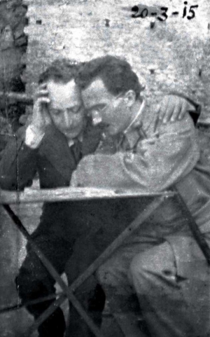 1914. &Omicron; &Nu;ί&kappa;&omicron;&sigmaf; &Kappa;&alpha;&zeta;&alpha;&nu;&tau;&zeta;ά&kappa;&eta;&sigmaf; &kappa;&alpha;&iota; &omicron; Ά&gamma;&gamma;&epsilon;&lambda;&omicron;&sigmaf; &Sigma;&iota;&kappa;&epsilon;&lambda;&iota;&alpha;&nu;ό&sigmaf; &sigma;&tau;&omicron; Ά&gamma;&iota;&omicron;&nu; Ό&rho;&omicron;&sigmaf;.  