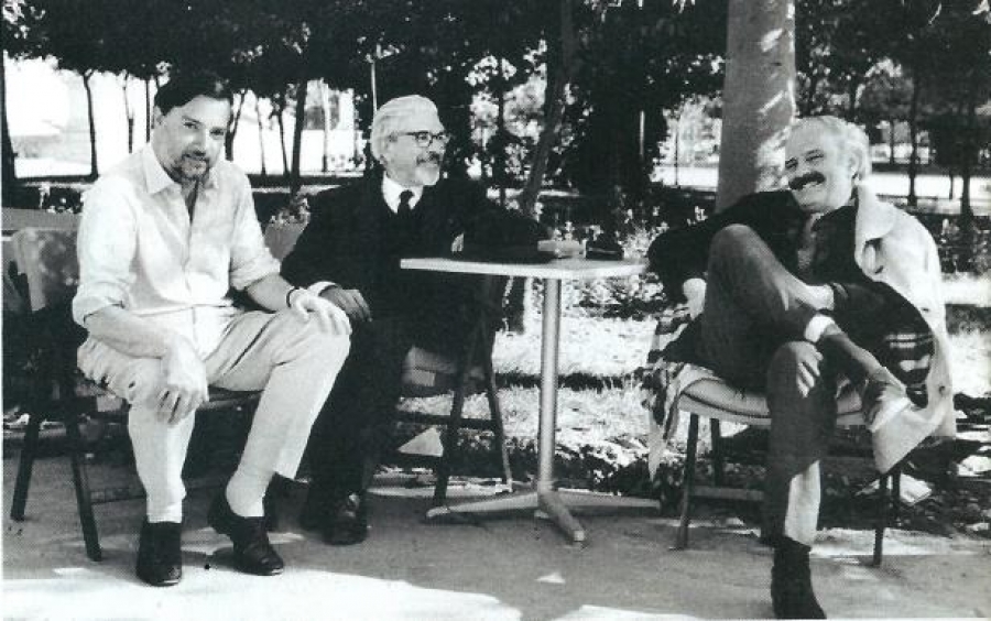 Κηφισιά, 1964. Ο Ανδρέας Εμπειρίκος (στη μέση) βρίσκεται με τον Νάνο Βαλαωρίτη (δεξιά) και τον άγγλο δημοσιογράφο Άλαν Ρος. Είναι η περίοδος που άρχισε να εκδίδεται το περιοδικό Πάλι.
