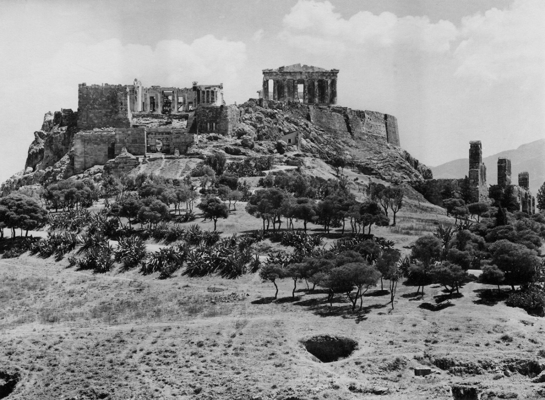 Fred Boissonnas, H &Alpha;&kappa;&rho;ό&pi;&omicron;&lambda;&eta;, &pi;&alpha;&nu;&omicron;&rho;&alpha;&mu;&iota;&kappa;ή ό&psi;&eta; &alpha;&pi;ό &tau;&alpha; &delta;&upsilon;&tau;&iota;&kappa;ά, 1912.  