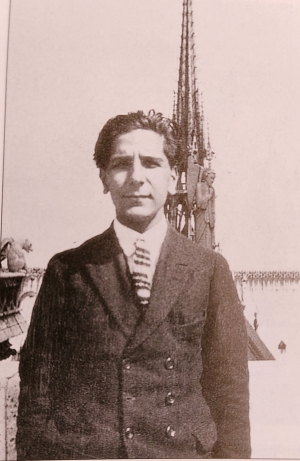 O Ά&gamma;&gamma;&epsilon;&lambda;&omicron;&sigmaf; &Sigma;&epsilon;&phi;&epsilon;&rho;&iota;ά&delta;&eta;&sigmaf; (1905-1950), &alpha;&delta;&epsilon;&lambda;&phi;ό&sigmaf; &tau;&omicron;&upsilon; &Gamma;&iota;ώ&rho;&gamma;&omicron;&upsilon; &Sigma;&epsilon;&phi;έ&rho;&eta; &kappa;&alpha;&iota; &tau;&eta;&sigmaf; &Iota;&omega;ά&nu;&nu;&alpha;&sigmaf; &Tau;&sigma;ά&tau;&sigma;&omicron;&upsilon;, &mu;&pi;&rho;&omicron;&sigma;&tau;ά &sigma;&tau;&eta;&nu; &Pi;&alpha;&nu;&alpha;&gamma;ί&alpha; &tau;&omega;&nu; &Pi;&alpha;&rho;&iota;&sigma;ί&omega;&nu; &tau;&omicron; 1922, &tau;&omicron;&nu; &chi;&rho;ό&nu;&omicron; &pi;&omicron;&upsilon; έ&gamma;&rho;&alpha;&psi;&epsilon; &tau;&eta;&nu; έ&kappa;&theta;&epsilon;&sigma;&eta; &laquo;&Eta; &zeta;&omega;ή &epsilon;ί&nu;&alpha;&iota; &delta;&upsilon;&sigma;&tau;&upsilon;&chi;ί&alpha;&raquo;, &eta; &omicron;&pi;&omicron;ί&alpha; &phi;&alpha;&nu;&epsilon;&rho;ώ&nu;&epsilon;&iota; &mu;&iota;&alpha; &pi;&epsilon;&sigma;&iota;&mu;&iota;&sigma;&tau;&iota;&kappa;ή &delta;&iota;ά&theta;&epsilon;&sigma;&eta; &alpha;&pi;ό &pi;&omicron;&lambda;ύ &nu;&omega;&rho;ί&sigmaf;, &pi;&omicron;&upsilon; &pi;&iota;&theta;&alpha;&nu;ό&tau;&alpha;&tau;&alpha; &tau;&omicron;&nu; &kappa;&alpha;&tau;έ&tau;&rho;&upsilon;&chi;&epsilon; ό&lambda;&eta; &tau;&eta; &zeta;&omega;ή &tau;&omicron;&upsilon;.
