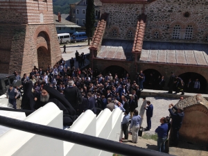 &Mu;ά&iota;&omicron;&sigmaf; 2016, Ά&gamma;&iota;&omicron;&nu; Ό&rho;&omicron;&sigmaf;. &Omicron;&pi;&alpha;&delta;&omicron;ί &kappa;&alpha;&iota; &theta;&alpha;&upsilon;&mu;&alpha;&sigma;&tau;έ&sigmaf; &tau;&omicron;&upsilon; &Pi;&omicron;ύ&tau;&iota;&nu; &sigma;&upsilon;&nu;&omega;&sigma;&tau;ί&zeta;&omicron;&nu;&tau;&alpha;&iota; &gamma;&iota;&alpha; &nu;&alpha; &alpha;&gamma;&gamma;ί&xi;&omicron;&upsilon;&nu; &tau;&omicron; ί&nu;&delta;&alpha;&lambda;&mu;ά &tau;&omicron;&upsilon;&sigmaf;, &kappa;&alpha;&tau;ά &tau;&eta;&nu; &tau;&epsilon;&lambda;&epsilon;&upsilon;&tau;&alpha;ί&alpha; &epsilon;&pi;ί&sigma;&kappa;&epsilon;&psi;ή &tau;&omicron;&upsilon; &sigma;&tau;&omicron; Ά&gamma;&iota;&omicron;&nu; Ό&rho;&omicron;&sigmaf;. &Omicron; &pi;&omicron;&upsilon;&tau;&iota;&nu;&iota;&sigma;&mu;ό&sigmaf;, &delta;&epsilon;&xi;&iota;ό&sigmaf; &kappa;&iota; &alpha;&rho;&iota;&sigma;&tau;&epsilon;&rho;ό&sigmaf;, ή&tau;&alpha;&nu; &kappa;&alpha;&iota; &pi;&alpha;&rho;&alpha;&mu;έ&nu;&epsilon;&iota; &theta;&rho;&eta;&sigma;&kappa;&epsilon;ί&alpha; - έ&sigma;&tau;&omega; &kappa;&iota; &alpha;&nu; &mu;&epsilon;&sigma;&omicron;&lambda;ά&beta;&eta;&sigma;&epsilon; &eta; &epsilon;&pi;ί&theta;&epsilon;&sigma;&eta; &tau;&omicron;&upsilon; &Pi;&omicron;ύ&tau;&iota;&nu; &kappa;&alpha;&tau;ά &tau;&eta;&sigmaf; &epsilon;&lambda;&epsilon;ύ&theta;&epsilon;&rho;&eta;&sigmaf; &kappa;&alpha;&iota; &alpha;&nu;&epsilon;&xi;ά&rho;&tau;&eta;&tau;&eta;&sigmaf; &Omicron;&upsilon;&kappa;&rho;&alpha;&nu;ί&alpha;&sigmaf;.