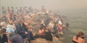 23 &Iota;&omicron;&upsilon;&lambda;ί&omicron;&upsilon; 2018, &Alpha;&rho;&gamma;&upsilon;&rho;ά &Alpha;&kappa;&tau;ή, &Mu;ά&tau;&iota;, &Alpha;&tau;&tau;&iota;&kappa;ή. &Kappa;ά&tau;&omicron;&iota;&kappa;&omicron;&iota; έ&chi;&omicron;&upsilon;&nu; &kappa;&alpha;&tau;&alpha;&phi;ύ&gamma;&epsilon;&iota; &sigma;&tau;&eta; &theta;ά&lambda;&alpha;&sigma;&sigma;&alpha; &gamma;&iota;&alpha; &nu;&alpha; &gamma;&lambda;&iota;&tau;ώ&sigma;&omicron;&upsilon;&nu; &alpha;&pi;ό &tau;&eta; &phi;&omega;&tau;&iota;ά. &Epsilon;&iota;&kappa;ό&nu;&alpha; &alpha;&pi;ό &tau;&omicron; &beta;ί&nu;&tau;&epsilon;&omicron; &tau;&omicron;&upsilon; &Nu;ί&kappa;&omicron;&upsilon; &Beta;&epsilon;&rho;&upsilon;&kappa;&omicron;&kappa;&kappa;ί&delta;&eta;, &omicron; &omicron;&pi;&omicron;ί&omicron;&sigmaf; &kappa;&alpha;&tau;έ&gamma;&rho;&alpha;&psi;&epsilon; &tau;&omicron; &sigma;&upsilon;&mu;&beta;ά&nu; &mu;&epsilon; &tau;&omicron; &kappa;&iota;&nu;&eta;&tau;ό &tau;&omicron;&upsilon;.