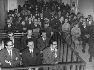&Nu;&omicron;έ&mu;&beta;&rho;&iota;&omicron;&sigmaf; 1968. &Kappa;&alpha;&tau;&eta;&gamma;&omicron;&rho;&omicron;ύ&mu;&epsilon;&nu;&omicron;&iota; &sigma;&tau;&eta; &delta;ί&kappa;&eta; &tau;&eta;&sigmaf; &Delta;&eta;&mu;&omicron;&kappa;&rho;&alpha;&tau;&iota;&kappa;ή&sigmaf; Ά&mu;&upsilon;&nu;&alpha;&sigmaf; &sigma;&tau;&eta; &Theta;&epsilon;&sigma;&sigma;&alpha;&lambda;&omicron;&nu;ί&kappa;&eta;. &Alpha;&pi;ό &alpha;&rho;&iota;&sigma;&tau;&epsilon;&rho;ά, &sigma;&tau;&eta;&nu; &pi;&rho;ώ&tau;&eta; &sigma;&epsilon;&iota;&rho;ά: &Pi;&alpha;ύ&lambda;&omicron;&sigmaf; &Zeta;ά&nu;&nu;&alpha;&sigmaf;, &Gamma;&iota;ώ&rho;&gamma;&omicron;&sigmaf; &Sigma;&iota;&pi;&eta;&tau;ά&nu;&omicron;&sigmaf;, &Sigma;&tau;έ&lambda;&iota;&omicron;&sigmaf; &Nu;έ&sigma;&tau;&omicron;&rho;&alpha;&sigmaf;. &Pi;ί&sigma;&omega;: &Kappa;&omega;&sigma;&tau;ή&sigmaf; &Pi;ύ&rho;&zeta;&alpha;&sigmaf;, &Sigma;&omega;&tau;ή&rho;&eta;&sigmaf; &Delta;έ&delta;&epsilon;&sigmaf;, &Alpha;&rho;&gamma;ύ&rho;&eta;&sigmaf; &Mu;&alpha;&lambda;&tau;&sigma;ί&delta;&eta;&sigmaf;. T&eta; &mu;&epsilon;&tau;ά&phi;&rho;&alpha;&sigma;&eta; &tau;&omicron;&upsilon; &Zeta;ά&nu;&nu;&alpha; &sigma;&tau;&omicron; &Alpha;&nu;&alpha;&zeta;&eta;&tau;ώ&nu;&tau;&alpha;&sigmaf; &tau;&omicron;&nu; &chi;&alpha;&mu;έ&nu;&omicron; &chi;&rho;ό&nu;&omicron; &tau;&omicron;&upsilon; &Pi;&rho;&omicron;&upsilon;&sigma;&tau;, &pi;&omicron;&upsilon; έ&kappa;&alpha;&nu;&epsilon; &sigma;&tau;&eta; &phi;&upsilon;&lambda;&alpha;&kappa;ή, &epsilon;&xi;&epsilon;&theta;&epsilon;ί&alpha;&sigma;&epsilon; &omicron; &Sigma;&epsilon;&phi;έ&rho;&eta;&sigmaf;. 
