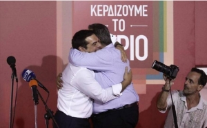 20 &Sigma;&epsilon;&pi;&tau;&epsilon;&mu;&beta;&rho;ί&omicron;&upsilon; 2015, &Sigma;ύ&nu;&tau;&alpha;&gamma;&mu;&alpha;, &Alpha;&theta;ή&nu;&alpha;. &Omicron; &Alpha;&lambda;έ&xi;&eta;&sigmaf; &Tau;&sigma;ί&pi;&rho;&alpha;&sigmaf; &alpha;&gamma;&kappa;&alpha;&lambda;&iota;ά&zeta;&epsilon;&tau;&alpha;&iota; &sigma;&tau;&omicron; &beta;ά&theta;&rho;&omicron; &mu;&epsilon; &tau;&omicron;&nu; &kappa;&upsilon;&beta;&epsilon;&rho;&nu;&eta;&tau;&iota;&kappa;ό &epsilon;&tau;&alpha;ί&rho;&omicron; &tau;&omicron;&upsilon;, &Pi;ά&nu;&omicron; &Kappa;&alpha;&mu;&mu;έ&nu;&omicron;, &delta;ί&nu;&omicron;&nu;&tau;&alpha;&sigmaf; &mu;&epsilon; &tau;&omicron;&nu; &tau;ό&nu;&omicron; &tau;&omega;&nu; &pi;&alpha;&nu;&eta;&gamma;&upsilon;&rho;&iota;&sigma;&mu;ώ&nu; &tau;&omicron;&upsilon;&sigmaf; &tau;&eta;&nu; &epsilon;&iota;&kappa;ό&nu;&alpha; ό&tau;&iota; &kappa;&alpha;&iota; &eta; &nu;έ&alpha; &kappa;&upsilon;&beta;έ&rho;&nu;&eta;&sigma;&eta; &mu;&epsilon; &kappa;&omicron;&rho;&mu;ό &tau;&omicron;&nu; &Sigma;&Upsilon;&Rho;&Iota;&Zeta;&Alpha; &theta;&alpha; &pi;&epsilon;&rho;&iota;&lambda;&alpha;&mu;&beta;ά&nu;&epsilon;&iota; &omega;&sigmaf; &epsilon;&tau;&alpha;ί&rho;&omicron;&upsilon;&sigmaf; &tau;&omicron;&upsilon;&sigmaf; &alpha;&kappa;&rho;&omicron;&delta;&epsilon;&xi;&iota;&omicron;ύ&sigmaf; &Alpha;&nu;&epsilon;&xi;ά&rho;&tau;&eta;&tau;&omicron;&upsilon;&sigmaf; Έ&lambda;&lambda;&eta;&nu;&epsilon;&sigmaf;. 