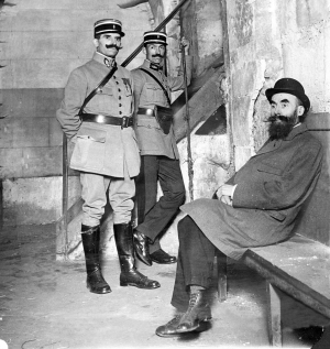 &Omicron; &Lambda;&alpha;&nu;&tau;&rho;ύ &mu;&epsilon; &tau;&omicron;&upsilon;&sigmaf; &phi;&rho;&omicron;&upsilon;&rho;&omicron;ύ&sigmaf; &tau;&omicron;&upsilon;, &pi;&epsilon;&rho;&iota;&mu;έ&nu;&omicron;&nu;&tau;&alpha;&sigmaf; &nu;&alpha; &epsilon;&iota;&sigma;&alpha;&chi;&theta;&epsilon;ί &sigma;&tau;&omicron; &delta;&iota;&kappa;&alpha;&sigma;&tau;ή&rho;&iota;&omicron;.  