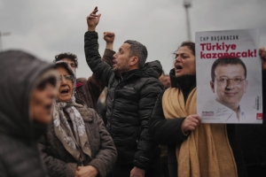 19 &Mu;&alpha;&rho;&tau;ί&omicron;&upsilon; 2025, &Tau;&omicron;&upsilon;&rho;&kappa;ί&alpha;. &Delta;&iota;&alpha;&delta;&eta;&lambda;&omega;&tau;έ&sigmaf; &mu;&epsilon; &alpha;&phi;ί&sigma;&epsilon;&sigmaf; &tau;&omicron;&upsilon; &delta;&eta;&mu;ά&rho;&chi;&omicron;&upsilon; &tau;&eta;&sigmaf; &Kappa;&omega;&nu;&sigma;&tau;&alpha;&nu;&tau;&iota;&nu;&omicron;ύ&pi;&omicron;&lambda;&eta;&sigmaf; &Epsilon;&kappa;&rho;έ&mu; &Iota;&mu;ά&mu;&omicron;&gamma;&lambda;&omicron;&upsilon; &delta;&iota;&alpha;&mu;&alpha;&rho;&tau;ύ&rho;&omicron;&nu;&tau;&alpha;&iota; έ&xi;&omega; &alpha;&pi;ό &tau;&omicron; &tau;&mu;ή&mu;&alpha; &alpha;&sigma;&phi;&alpha;&lambda;&epsilon;ί&alpha;&sigmaf; &Beta;&alpha;&tau;ά&nu;, ό&pi;&omicron;&upsilon; &omicron;&delta;&eta;&gamma;ή&theta;&eta;&kappa;&epsilon; &omicron; &delta;ή&mu;&alpha;&rho;&chi;&omicron;&sigmaf; &tau;&eta;&sigmaf; &Kappa;&omega;&nu;&sigma;&tau;&alpha;&nu;&tau;&iota;&nu;&omicron;ύ&pi;&omicron;&lambda;&eta;&sigmaf; &mu;&epsilon;&tau;ά &tau;&eta; &sigma;ύ&lambda;&lambda;&eta;&psi;ή &tau;&omicron;&upsilon;.  