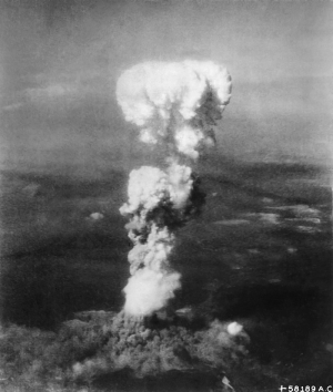 6 &Alpha;&upsilon;&gamma;&omicron;ύ&sigma;&tau;&omicron;&upsilon; 1945, &Chi;&iota;&rho;&omicron;&sigma;ί&mu;&alpha;, &Iota;&alpha;&pi;&omega;&nu;ί&alpha;. &Mu;&epsilon;&tau;ά &tau;&eta;&nu; έ&kappa;&rho;&eta;&xi;&eta; &tau;&eta;&sigmaf; &alpha;&tau;&omicron;&mu;&iota;&kappa;ή&sigmaf; &beta;ό&iota;&mu;&beta;&alpha;&sigmaf; &sigma;&chi;&eta;&mu;&alpha;&tau;ί&sigma;&tau;&eta;&kappa;&epsilon; &alpha;&upsilon;&tau;ό &tau;&omicron; &pi;&epsilon;&lambda;ώ&rho;&iota;&omicron; "&mu;&alpha;&nu;&iota;&tau;ά&rho;&iota;".
