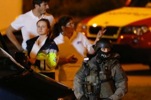 Μια αστυνομικός των ειδικών δυνάμεων επιτηρεί τη ζώνη αποκλεισμού στο εμπορικό κέντρο Ολύμπια του ΜΟνάχου, στη διάρκεια της επίθεσης με πυροβολισμού ενός 18χρονου Γερμανού Ιρανού, ο οποίος στη συνέχεια αυτοκτόνησε.