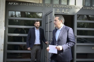24 &Iota;&alpha;&nu;&omicron;&upsilon;&alpha;&rho;ί&omicron;&upsilon; 2023. &Omicron; &pi;&rho;ό&epsilon;&delta;&rho;&omicron;&sigmaf; &tau;&omicron;&upsilon; &Sigma;&Upsilon;&Rho;&Iota;&Zeta;&Alpha;, &Alpha;&lambda;έ&xi;&eta;&sigmaf; &Tau;&sigma;ί&pi;&rho;&alpha;&sigmaf;, έ&xi;&omega; &alpha;&pi;ό &tau;&alpha; &gamma;&rho;&alpha;&phi;&epsilon;ί&alpha; &tau;&eta;&sigmaf; &Alpha;&Delta;&Alpha;&Epsilon;, &kappa;&rho;&alpha;&tau;ώ&nu;&tau;&alpha;&sigmaf; &sigma;&tau;&alpha; &chi;έ&rho;&iota;&alpha; &tau;&omicron;&upsilon; &phi;ά&kappa;&epsilon;&lambda;&omicron; &pi;&omicron;&upsilon;, &kappa;&alpha;&tau;ά &pi;&eta;&gamma;έ&sigmaf; &tau;&omicron;&upsilon; &kappa;ό&mu;&mu;&alpha;&tau;&omicron;&sigmaf; &tau;&eta;&sigmaf; &alpha;&xi;&iota;&omega;&mu;&alpha;&tau;&iota;&kappa;ή&sigmaf; &alpha;&nu;&tau;&iota;&pi;&omicron;&lambda;ί&tau;&epsilon;&upsilon;&sigma;&eta;&sigmaf;, &pi;&epsilon;&rho;&iota;&epsilon;ί&chi;&epsilon; &laquo;ό&lambda;&alpha; &tau;&alpha; &sigma;&tau;&omicron;&iota;&chi;&epsilon;ί&alpha; &kappa;&alpha;&iota; &tau;&iota;&sigmaf; &alpha;&pi;&omicron;&delta;&epsilon;ί&xi;&epsilon;&iota;&sigmaf; &gamma;&iota;&alpha; &tau;&omicron;&upsilon;&sigmaf; &upsilon;&pi;ό &pi;&alpha;&rho;&alpha;&kappa;&omicron;&lambda;&omicron;ύ&theta;&eta;&sigma;&eta; &theta;&epsilon;&sigma;&mu;&iota;&kappa;&omicron;ύ&sigmaf; &pi;&alpha;&rho;ά&gamma;&omicron;&nu;&tau;&epsilon;&sigmaf;, ό&pi;&omega;&sigmaf; &pi;&rho;&omicron;έ&kappa;&upsilon;&psi;&alpha;&nu; &alpha;&pi;ό &tau;&omicron;&upsilon;&sigmaf; &epsilon;&lambda;έ&gamma;&chi;&omicron;&upsilon;&sigmaf;&raquo;.