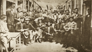 1933. &Rho;&epsilon;&mu;&pi;έ&tau;&epsilon;&sigmaf; &sigma;&tau;&omicron;&nu; &Pi;&epsilon;&iota;&rho;&alpha;&iota;ά. &Zeta;ώ&nu;&tau;&alpha;&sigmaf; &sigma;&epsilon; έ&nu;&alpha;&nu; &pi;&epsilon;&rho;ί&kappa;&lambda;&epsilon;&iota;&sigma;&tau;&omicron; &kappa;ό&sigma;&mu;&omicron;, &omicron;&iota; &rho;&epsilon;&mu;&pi;έ&tau;&epsilon;&sigmaf;, &pi;&omicron;&lambda;&lambda;&omicron;ί &epsilon;&kappa; &tau;&omega;&nu; &omicron;&pi;&omicron;ί&omega;&nu; &mu;&epsilon; &pi;&rho;&omicron;&sigma;&phi;&upsilon;&gamma;&iota;&kappa;ή &kappa;&alpha;&tau;&alpha;&gamma;&omega;&gamma;ή, &delta;&epsilon;&nu; &pi;ά&tau;&alpha;&gamma;&alpha;&nu; &tau;&omicron; &pi;ό&delta;&iota; &tau;&omicron;&upsilon;&sigmaf; &sigma;&tau;&omicron; &sigma;&iota;&nu;&epsilon;&mu;ά &pi;&omicron;&upsilon; &tau;&omicron; &theta;&epsilon;&omega;&rho;&omicron;ύ&sigma;&alpha;&nu; &xi;&epsilon;&nu;ό&phi;&epsilon;&rho;&tau;&omicron;.  