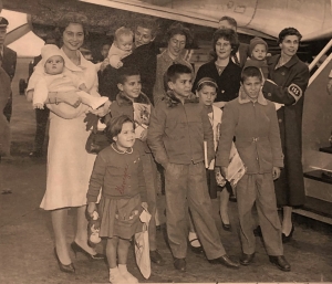 29 &Omicron;&kappa;&tau;&omega;&beta;&rho;ί&omicron;&upsilon; 1958, &Nu;έ&alpha; &Upsilon;ό&rho;&kappa;&eta;. H &pi;&rho;&iota;&gamma;&kappa;ί&pi;&iota;&sigma;&sigma;&alpha; &Sigma;&omicron;&phi;ί&alpha; &tau;&eta;&sigmaf; &Epsilon;&lambda;&lambda;ά&delta;&omicron;&sigmaf; (&alpha;&rho;&iota;&sigma;&tau;&epsilon;&rho;ά), &eta; &Tau;&zeta;έ&iota;&nu; &Rho;ά&sigma;&epsilon;&lambda; (&pi;&lambda;ά&iota; &tau;&eta;&sigmaf;) &kappa;&alpha;&iota; &upsilon;&pi;ά&lambda;&lambda;&eta;&lambda;&omicron;&iota; &tau;&omega;&nu; &kappa;&omicron;&iota;&nu;&omega;&nu;&iota;&kappa;ώ&nu; &upsilon;&pi;&eta;&rho;&epsilon;&sigma;&iota;ώ&nu; &kappa;&alpha;&lambda;&omega;&sigma;&omicron;&rho;ί&zeta;&omicron;&upsilon;&nu; &sigma;&tau;&eta;&nu; &Alpha;&mu;&epsilon;&rho;&iota;&kappa;ή &omicron;&kappa;&tau;ώ &omicron;&rho;&phi;&alpha;&nu;ά &alpha;&pi;ό &tau;&eta;&nu; &Epsilon;&lambda;&lambda;ά&delta;&alpha;. &Phi;&omega;&tau;&omicron;&gamma;&rho;&alpha;&phi;ί&alpha; &alpha;&pi;ό &tau;&omicron; &pi;&rho;&omicron;&sigma;&omega;&pi;&iota;&kappa;ό &alpha;&rho;&chi;&epsilon;ί&omicron; &tau;&eta;&sigmaf; &upsilon;&iota;&omicron;&theta;&epsilon;&tau;&eta;&mu;έ&nu;&eta;&sigmaf; &Epsilon;&lambda;&lambda;&eta;&nu;ί&delta;&alpha;&sigmaf; Έ&lambda;&epsilon;&nu;. [Ό&pi;&omega;&sigmaf; &sigma;&eta;&mu;&epsilon;ί&omega;&sigma;&epsilon; &sigma;&tau;&omicron; &lambda;&omicron;&gamma;&alpha;&rho;&iota;&alpha;&sigma;&mu;ό &tau;&eta;&sigmaf; &sigma;&tau;&omicron; facebook &eta; &epsilon;&kappa;&delta;ό&tau;&rho;&iota;&alpha; &tau;&omicron;&upsilon; &beta;&iota;&beta;&lambda;ί&omicron;&upsilon; &sigma;&tau;&alpha; &epsilon;&lambda;&lambda;&eta;&nu;&iota;&kappa;ά, &Alpha;&nu;&alpha;&sigma;&tau;&alpha;&sigma;ί&alpha; &Lambda;&alpha;&mu;&pi;&rho;ί&alpha;, &tau;&eta;&sigmaf; &tau;&eta;&lambda;&epsilon;&phi;ώ&nu;&eta;&sigma;&epsilon; &mu;&iota;&alpha; &gamma;&upsilon;&nu;&alpha;ί&kappa;&alpha; &eta; &omicron;&pi;&omicron;ί&alpha; &epsilon;ί&delta;&epsilon; &tau;&eta; &phi;&omega;&tau;&omicron;&gamma;&rho;&alpha;&phi;ί&alpha; &sigma;&tau;&omicron; &epsilon;&xi;ώ&phi;&upsilon;&lambda;&lambda;&omicron; &tau;&omicron;&upsilon; &beta;&iota;&beta;&lambda;ί&omicron;&upsilon; &tau;&eta;&sigmaf; &Beta;&alpha;&nu; &Sigma;&tau;&iota;&nu; &gamma;&iota;&alpha; &nu;&alpha; &tau;&eta;&sigmaf; &pi;&epsilon;&iota; ό&tau;&iota; &alpha;&nu;&alpha;&gamma;&nu;&omega;&rho;ί&zeta;&epsilon;&iota; &sigma;&tau;&eta; &phi;&omega;&tau;&omicron;&gamma;&rho;&alpha;&phi;ί&alpha; &laquo;&tau;&alpha; &delta;&upsilon;&omicron; &tau;&eta;&sigmaf; &alpha;&delta;έ&rho;&phi;&iota;&alpha;. &Tau;&alpha; &sigma;&upsilon;&nu;&omicron;&lambda;&iota;&kappa;ά &pi;έ&nu;&tau;&epsilon; &alpha;&delta;έ&rho;&phi;&iota;&alpha; &tau;&eta;&sigmaf;, &omicron;&rho;&phi;&alpha;&nu;ά &alpha;&pi;ό &pi;&alpha;&tau;έ&rho;&alpha;, &kappa;&alpha;&tau;&alpha;&gamma;ό&mu;&epsilon;&nu;&alpha; &alpha;&pi;ό &tau;&alpha; &Delta;&omicron;&lambda;&iota;&alpha;&nu;ά &Alpha;&rho;&kappa;&alpha;&delta;ί&alpha;&sigmaf;,&nbsp; έ&phi;&upsilon;&gamma;&alpha;&nu; &gamma;&iota;&alpha; &nu;&alpha; &upsilon;&iota;&omicron;&theta;&epsilon;&tau;&eta;&theta;&omicron;ύ&nu; &sigma;&tau;&eta;&nu; &Alpha;&mu;&epsilon;&rho;&iota;&kappa;ή. &Tau;&eta;&nu; &pi;&alpha;&rho;&alpha;&mu;&omicron;&nu;ή &tau;&eta;&sigmaf; &alpha;&nu;&alpha;&chi;ώ&rho;&eta;&sigma;ή&sigmaf; &tau;&omicron;&upsilon;&sigmaf;, &eta; &mu;&eta;&tau;έ&rho;&alpha; &tau;&omicron;&upsilon;&sigmaf; &tau;&alpha; &pi;ή&gamma;&epsilon; &sigma;&epsilon; &phi;&omega;&tau;&omicron;&gamma;&rho;&alpha;&phi;&epsilon;ί&omicron;. &Alpha;&pi;ό &tau;&alpha; &rho;&omicron;ύ&chi;&alpha; &tau;&eta;&sigmaf; &phi;&omega;&tau;&omicron;&gamma;&rho;&alpha;&phi;ί&alpha;&sigmaf;, &eta; &alpha;&delta;&epsilon;&rho;&phi;ή, &mu;&omega;&rho;ό &tau;ό&tau;&epsilon;, &lambda;έ&epsilon;&iota; ό&tau;&iota; &alpha;&nu;&alpha;&gamma;&nu;ώ&rho;&iota;&sigma;&epsilon; &sigma;ή&mu;&epsilon;&rho;&alpha; &tau;&alpha; &alpha;&delta;έ&rho;&phi;&iota;&alpha; &tau;&eta;&sigmaf;. &Tau;&alpha; &alpha;&gamma;ό&rho;&iota;&alpha; &delta;&epsilon;&nu; &upsilon;&iota;&omicron;&theta;&epsilon;&tau;ή&theta;&eta;&kappa;&alpha;&nu;, &epsilon;&pi;&epsilon;&iota;&delta;ή &kappa;&alpha;&kappa;&omicron;&pi;&omicron;&iota;&omicron;ύ&nu;&tau;&alpha;&nu; &pi;&alpha;&rho;&epsilon;&nu;έ&beta;&eta;&sigma;&alpha;&nu; &omicron;&iota; &kappa;&omicron;&iota;&nu;&omega;&nu;&iota;&kappa;έ&sigmaf; &upsilon;&pi;&eta;&rho;&epsilon;&sigma;ί&epsilon;&sigmaf; &kappa;&alpha;&iota; &mu;&epsilon;&gamma;ά&lambda;&omega;&sigma;&alpha;&nu; &sigma;&epsilon; &iota;&delta;&rho;ύ&mu;&alpha;&tau;&alpha; &tau;&eta;&sigmaf; &Alpha;&mu;&epsilon;&rho;&iota;&kappa;ή&sigmaf;.] 