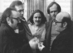 &Tau;&alpha; &mu;έ&lambda;&eta; &tau;&eta;&sigmaf; &Kappa;&iota;&nu;&eta;&mu;&alpha;&tau;&omicron;&gamma;&rho;&alpha;&phi;&iota;&kappa;ή&sigmaf; &Lambda;έ&sigma;&chi;&eta;&sigmaf; (&alpha;&pi;ό &alpha;&rho;&iota;&sigma;&tau;&epsilon;&rho;ά) &Mu;ά&kappa;&eta;&sigmaf; &Tau;&rho;&iota;&kappa;&omicron;ύ&kappa;&eta;&sigmaf;, &Mu;&pi;ά&mu;&pi;&eta;&sigmaf; &Kappa;&alpha;&lambda;&lambda;&iota;&pi;&omicron;&lambda;ί&tau;&eta;&sigmaf;, &Beta;&alpha;&gamma;&gamma;έ&lambda;&eta;&sigmaf; &Kappa;&alpha;&rho;&gamma;&omicron;ύ&delta;&eta;&sigmaf; &kappa;&alpha;&iota; &Tau;ά&sigma;&omicron;&sigmaf; &Psi;&alpha;&rho;&rho;ά&sigmaf; &mu;&iota;&lambda;&omicron;ύ&nu; &mu;&epsilon; &tau;&omicron;&nu; &sigma;&kappa;&eta;&nu;&omicron;&theta;έ&tau;&eta; &Theta;ό&delta;&omega;&rho;&omicron; &Alpha;&gamma;&gamma;&epsilon;&lambda;ό&pi;&omicron;&upsilon;&lambda;&omicron;, &mu;&epsilon;&tau;ά &tau;&eta; &mu;&alpha;&tau;&alpha;ί&omega;&sigma;&eta; &pi;&rho;&omicron;&beta;&omicron;&lambda;ή&sigmaf; &tau;&alpha;&iota;&nu;ί&alpha;&sigmaf; &tau;&omicron;&upsilon; &sigma;&tau;&eta; &Theta;&epsilon;&sigma;&sigma;&alpha;&lambda;&omicron;&nu;ί&kappa;&eta; ύ&sigma;&tau;&epsilon;&rho;&alpha; &alpha;&pi;ό &chi;&omicron;&upsilon;&nu;&tau;&iota;&kappa;ή &pi;&alpha;&rho;έ&mu;&beta;&alpha;&sigma;&eta;. &Alpha;&pi;ό &tau;&omicron; &beta;&iota;&beta;&lambda;ί&omicron; &tau;&omicron;&upsilon; &Chi;&rho;ί&sigma;&tau;&omicron;&upsilon; &Zeta;&alpha;&phi;&epsilon;ί&rho;&eta;, &laquo;&rdquo;&alpha;&nu;&tau;&epsilon;&theta;&nu;&iota;&kappa;ώ&sigmaf; &delta;&rho;ώ&nu;&tau;&epsilon;&sigmaf;&rdquo; 1971-1974. &Eta; &Theta;&epsilon;&sigma;&sigma;&alpha;&lambda;&omicron;&nu;ί&kappa;&eta; &sigma;&tau;&alpha; &chi;&rho;ό&nu;&iota;&alpha; &tau;&eta;&sigmaf; &chi;&omicron;ύ&nu;&tau;&alpha;&sigmaf; &kappa;&alpha;&iota; &eta; &epsilon;&xi;έ&gamma;&epsilon;&rho;&sigma;&eta; &tau;&omicron;&upsilon; &Pi;&omicron;&lambda;&upsilon;&tau;&epsilon;&chi;&nu;&epsilon;ί&omicron;&upsilon; &tau;&eta;&sigmaf;&raquo;.