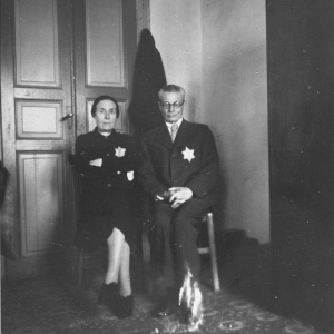 1942 ή 1943, &Theta;&epsilon;&sigma;&sigma;&alpha;&lambda;&omicron;&nu;ί&kappa;&eta;. &Eta; &Rho;&alpha;&chi;ή&lambda; &kappa;&alpha;&iota; &omicron; &Iota;&omega;&sigma;ή&phi; &Chi;&alpha;&sigma;ή&delta; &phi;&omicron;&rho;ώ&nu;&tau;&alpha;&sigmaf; &tau;&omicron; &kappa;ί&tau;&rho;&iota;&nu;&omicron; &alpha;&sigma;&tau;έ&rho;&iota;, &sigma;&tau;&omicron; &delta;&iota;&alpha;&mu;έ&rho;&iota;&sigma;&mu;ά &tau;&omicron;&upsilon;&sigmaf; &sigma;&tau;&eta; &Theta;&epsilon;&sigma;&sigma;&alpha;&lambda;&omicron;&nu;ί&kappa;&eta;, &lambda;ί&gamma;&omicron; &kappa;&alpha;&iota;&rho;ό &pi;&rho;&iota;&nu;, &mu;&alpha;&zeta;ί &mu;&epsilon; &tau;&eta;&nu; &sigma;&upsilon;&nu;&tau;&rho;&iota;&pi;&tau;&iota;&kappa;ή &pi;&lambda;&epsilon;&iota;&omicron;&nu;ό&tau;&eta;&tau;&alpha; &tau;&omega;&nu; &mu;&epsilon;&lambda;ώ&nu; &tau;&eta;&sigmaf; &epsilon;&beta;&rho;&alpha;ϊ&kappa;ή&sigmaf; &kappa;&omicron;&iota;&nu;ό&tau;&eta;&tau;&alpha;&sigmaf;, &omicron;&delta;&eta;&gamma;&eta;&theta;&omicron;ύ&nu; &sigma;&tau;&omicron; Ά&omicron;&upsilon;&sigma;&beta;&iota;&tau;&sigmaf;-&Mu;&pi;&iota;&rho;&kappa;&epsilon;&nu;ά&omicron;&upsilon;.  &nbsp; 