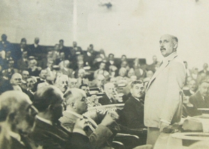 O &Alpha;&lambda;έ&xi;&alpha;&nu;&delta;&rho;&omicron;&sigmaf; &Pi;&alpha;&pi;&alpha;&nu;&alpha;&sigma;&tau;&alpha;&sigma;ί&omicron;&upsilon;. &Tau;&omicron; &pi;&omicron;&lambda;ύ &sigma;ύ&nu;&tau;&omicron;&mu;&eta;&sigmaf; &delta;&iota;ά&rho;&kappa;&epsilon;&iota;&alpha;&sigmaf; &Sigma;ύ&nu;&tau;&alpha;&gamma;&mu;&alpha; &tau;&omicron;&upsilon; 1927, &pi;&omicron;&upsilon; &kappa;&alpha;&tau;ά&phi;&epsilon;&rho;&epsilon; &nu;&alpha; &psi;&eta;&phi;ί&sigma;&epsilon;&iota;, &pi;&epsilon;&rho;&iota;&epsilon;ί&chi;&epsilon; &mu;&epsilon;&tau;&alpha;&xi;ύ ά&lambda;&lambda;&omega;&nu; &kappa;&alpha;&iota; &tau;&eta;&nu; ί&delta;&rho;&upsilon;&sigma;&eta; &Gamma;&epsilon;&rho;&omicron;&upsilon;&sigma;ί&alpha;&sigmaf;, &epsilon;&nu;ό&sigmaf; &pi;&omicron;&lambda;&iota;&tau;&epsilon;&iota;&alpha;&kappa;&omicron;ύ &pi;&alpha;&rho;ά&gamma;&omicron;&nu;&tau;&alpha; &pi;&omicron;&upsilon; &alpha;&nu; &kappa;&alpha;&iota; &theta;&nu;&eta;&sigma;&iota;&gamma;&epsilon;&nu;ή&sigmaf; έ&pi;&alpha;&iota;&xi;&epsilon; &pi;&omicron;&lambda;ύ &sigma;&eta;&mu;&alpha;&nu;&tau;&iota;&kappa;ό &rho;ό&lambda;&omicron; &sigma;&tau;&iota;&sigmaf; &mu;&epsilon;&sigma;&omicron;&pi;&omicron;&lambda;&epsilon;&mu;&iota;&kappa;έ&sigmaf; &pi;&omicron;&lambda;&iota;&tau;&iota;&kappa;έ&sigmaf; &epsilon;&xi;&epsilon;&lambda;ί&xi;&epsilon;&iota;&sigmaf;, &epsilon;&iota;&delta;&iota;&kappa;ά &kappa;&alpha;&tau;ά &tau;&eta;&nu; &pi;&epsilon;&rho;ί&omicron;&delta;&omicron; 1932-1935. 