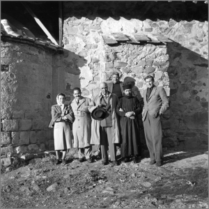 &Tau;&rho;&iota;́&tau;&eta;, 1&eta; &Delta;&epsilon;&kappa;&epsilon;&mu;&beta;&rho;&iota;́&omicron;&upsilon; 1953, &Alpha;&sigma;ί&nu;&omicron;&upsilon;, &Kappa;ύ&pi;&rho;&omicron;&sigmaf;. &Omicron; &Gamma;&iota;ώ&rho;&gamma;&omicron;&sigmaf; &Sigma;&epsilon;&phi;έ&rho;&eta;&sigmaf; &epsilon;&pi;&iota;&sigma;&kappa;έ&pi;&tau;&epsilon;&tau;&alpha;&iota; &tau;&eta;&nu; &Kappa;ύ&pi;&rho;&omicron; &gamma;&iota;&alpha; &pi;&rho;ώ&tau;&eta; &phi;&omicron;&rho;ά, &epsilon;&nu;ώ &upsilon;&pi;&eta;&rho;&epsilon;&tau;&epsilon;ί &pi;&rho;έ&sigma;&beta;&eta;&sigmaf; &sigma;&tau;&omicron; &Lambda;ί&beta;&alpha;&nu;&omicron; (&alpha;&pi;ό &tau;&omicron;&nu; &Nu;&omicron;έ&mu;&beta;&rho;&iota;&omicron; &tau;&omicron;&upsilon; 1952 ώ&sigmaf; &tau;&omicron;&nu; &Iota;&omicron;ύ&lambda;&iota;&omicron; &tau;&omicron;&upsilon; 1956), &theta;&alpha; &tau;&omicron;&upsilon; &delta;&omicron;&theta;&epsilon;ί &eta; &delta;&upsilon;&nu;&alpha;&tau;ό&tau;&eta;&tau;&alpha; &nu;&alpha; &epsilon;&pi;&alpha;&nu;&alpha;&lambda;ά&beta;&epsilon;&iota; &tau;&iota;&sigmaf; &epsilon;&pi;&iota;&sigma;&kappa;έ&psi;&epsilon;&iota;&sigmaf; &tau;&omicron;&upsilon; &kappa;&alpha;&iota; &tau;&iota;&sigmaf; &delta;ύ&omicron; &epsilon;&pi;ό&mu;&epsilon;&nu;&epsilon;&sigmaf; &chi;&rho;&omicron;&nu;&iota;έ&sigmaf;, &tau;&omicron; 1954 &kappa;&alpha;&iota; &tau;&omicron; 1955. &Tau;&eta;&nu; &pi;&epsilon;&rho;ί&omicron;&delta;&omicron; &epsilon;&kappa;&epsilon;ί&nu;&eta;, &omicron; &Rho;ό&delta;&eta;&sigmaf; &Rho;&omicron;ύ&phi;&omicron;&sigmaf; &upsilon;&pi;&eta;&rho;&epsilon;&tau;&omicron;ύ&sigma;&epsilon; &omega;&sigmaf; &upsilon;&pi;&omicron;&pi;&rho;ό&xi;&epsilon;&nu;&omicron;&sigmaf; &sigma;&tau;&eta; &Lambda;&epsilon;&upsilon;&kappa;&omega;&sigma;ί&alpha; (&alpha;&pi;ό &tau;&omicron;&nu; &Iota;&omicron;ύ&nu;&iota;&omicron; &tau;&omicron;&upsilon; 1954 ώ&sigmaf; &tau;&omicron;&nu; &Alpha;ύ&gamma;&omicron;&upsilon;&sigma;&tau;&omicron; &tau;&omicron;&upsilon; 1956). &Eta; &sigma;&upsilon;&gamma;&kappa;&epsilon;&kappa;&rho;&iota;&mu;έ&nu;&eta; &phi;&omega;&tau;&omicron;&gamma;&rho;&alpha;&phi;&iota;́&alpha; έ&chi;&epsilon;&iota; &tau;&rho;&alpha;&beta;&eta;&chi;&tau;&epsilon;ί &alpha;&pi;&omicron;́ &tau;&eta; &Mu;&alpha;&rho;ώ &Sigma;&epsilon;&phi;&epsilon;́&rho;&eta;.   