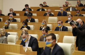Το κυβερνών κόμμα Γεωργιανό Όνειρο - Δημοκρατική Γεωργία στο Κοινοβούλιο μετά τη ρωσική εισβολή στην Ουκρανία το 2022. Από τότε έως σήμερα, ωστόσο, παρά τη φιλοδυτική ρητορική, μοιάζει να κλείνει το μάτι στη Ρωσία.